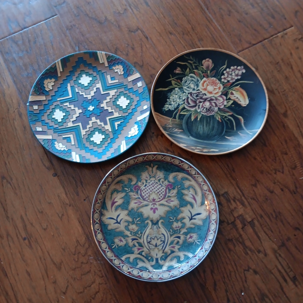 GORGEOUS Set of 3 TOYO Ceramic 11" Decorative Plates. - Picture 8 of 9